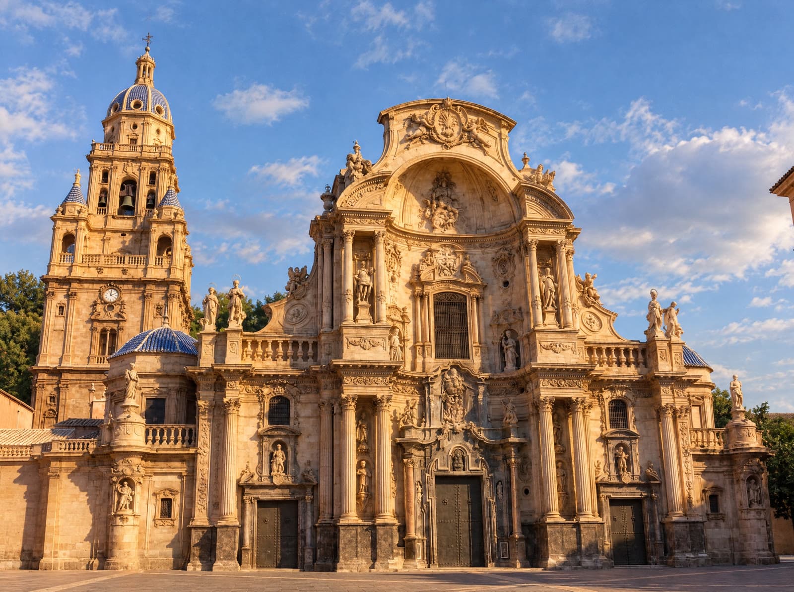 Fachada barroca y torre de la catedral de Murcia bajo la luz de la tarde